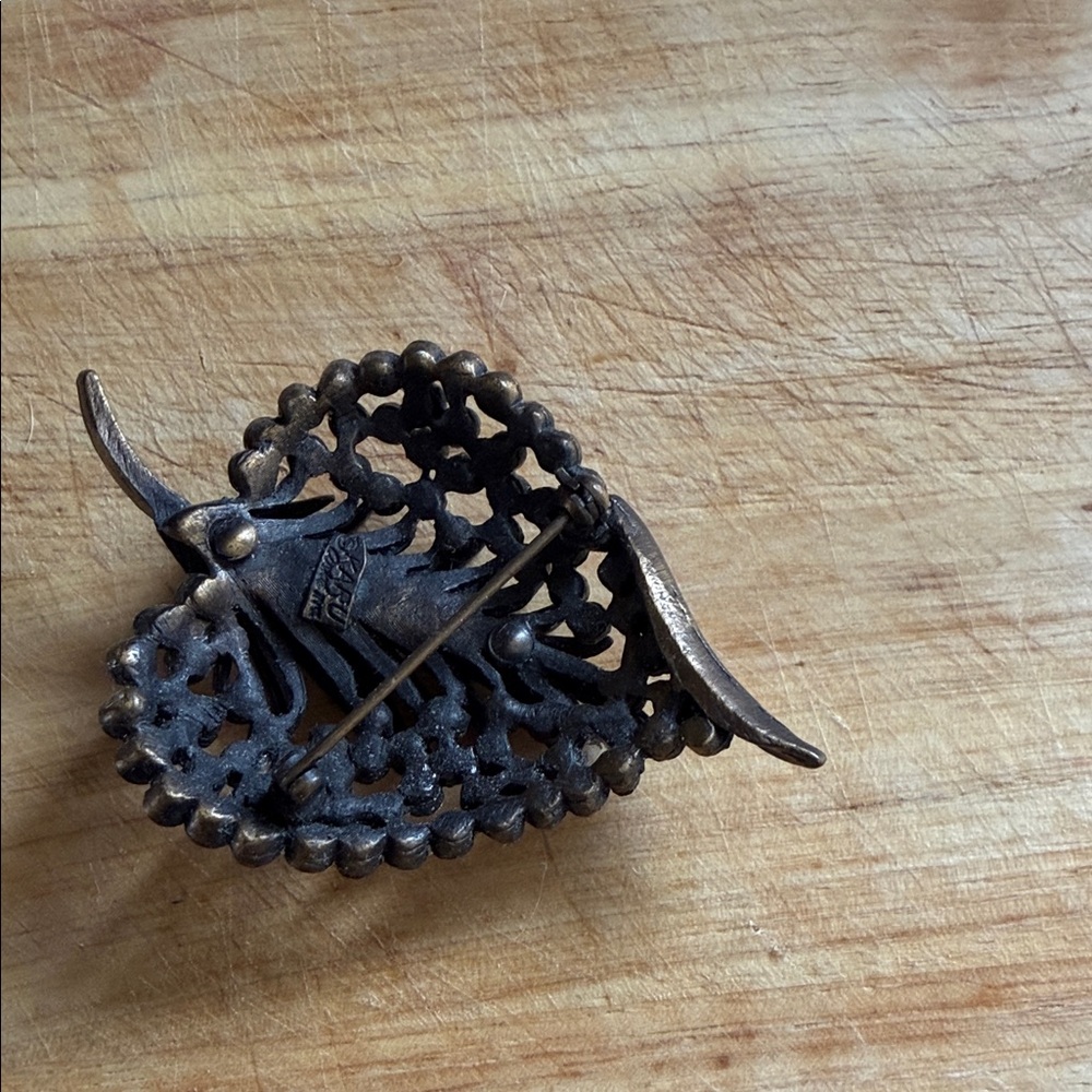 Vintage Karu Arke Elegant Leaf Brooch with Red and Gold Accents - Picture 2 of 2